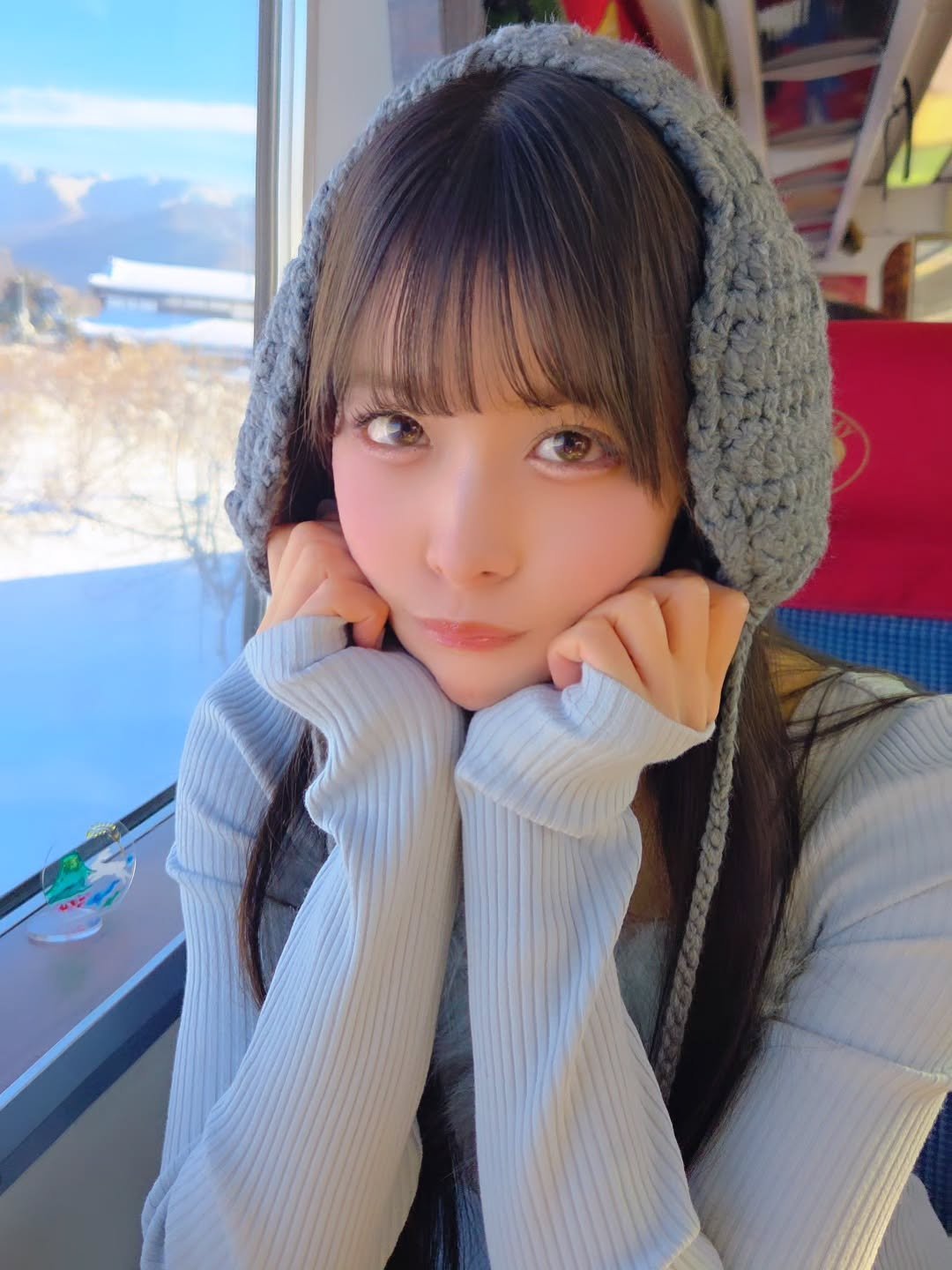 Photo by 八木奈々 on December 28, 2025. May be an image of one or more people, hair, duffle coat, parka and text.