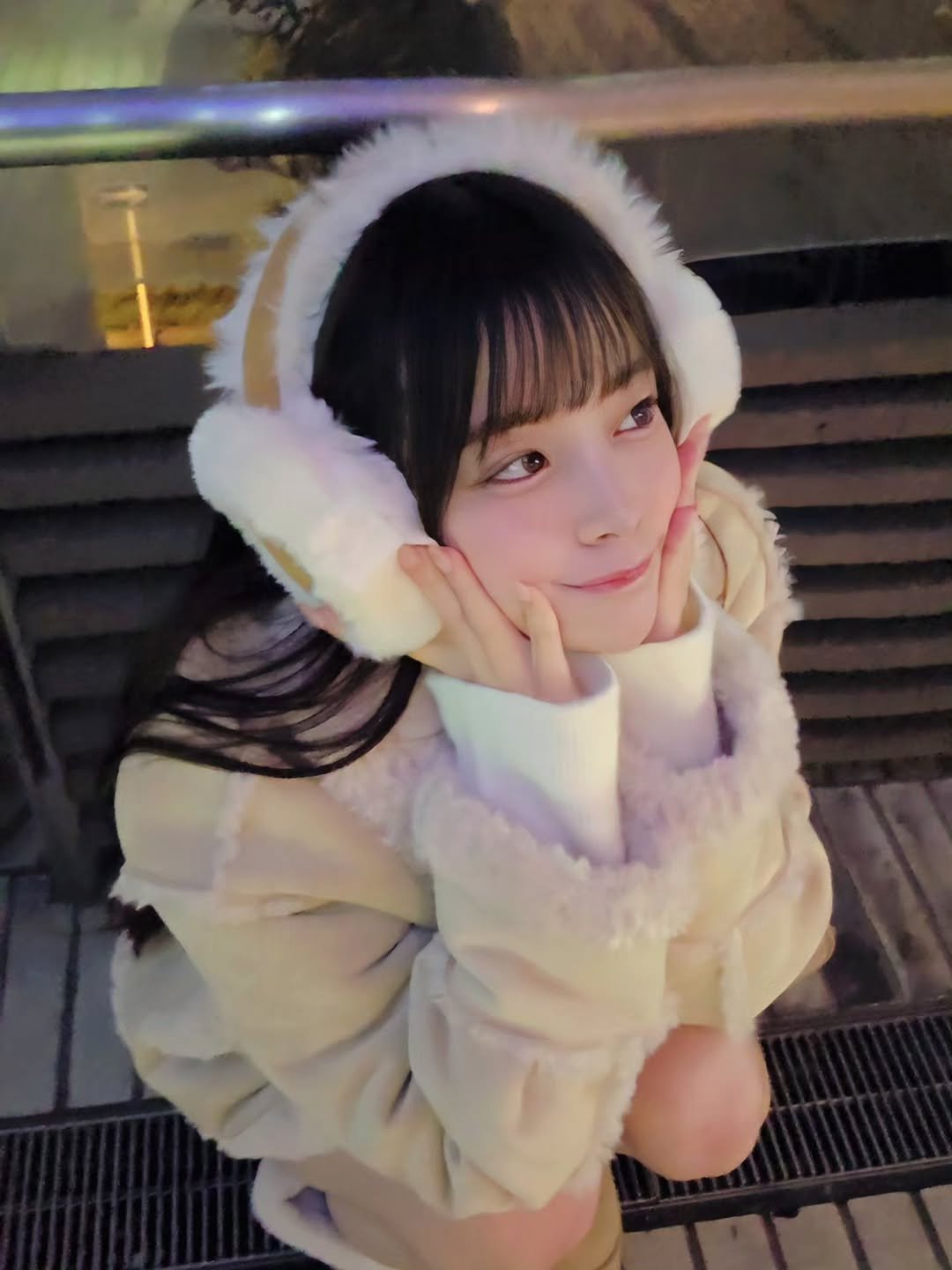 Photo by 八木奈々 on November 08, 2025. May be an image of duffle coat, parka, bath robe, fur and text.