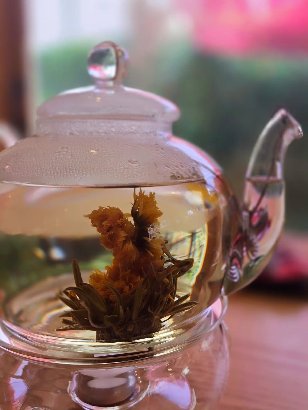 Photo by 八木奈々 on March 02, 2026. May be an image of tea maker, tea, teapot, teacup, globe amaranth and text.