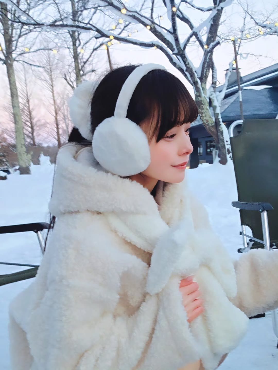 Photo by 八木奈々 on December 31, 2025. May be an image of duffle coat, goosedown coat, fur coat, bath robe, parka, snow and text.