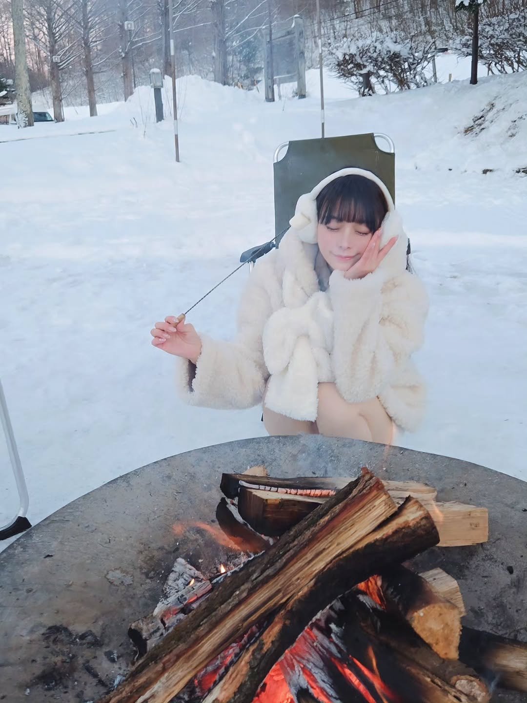 Photo by 八木奈々 on December 31, 2025. May be an image of fire, fur coat, parka, snowsuit, snow and text.
