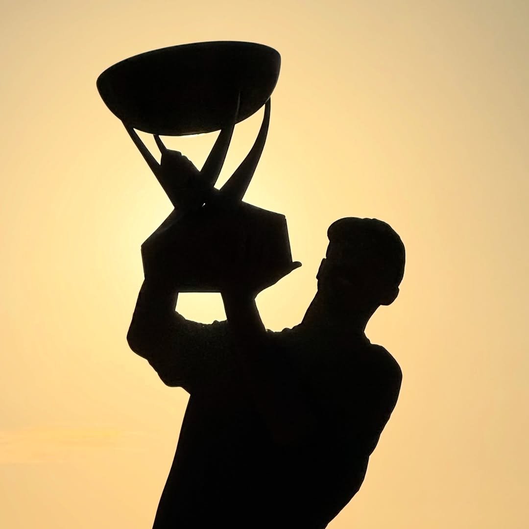 Photo by yAGO doRA on December 31, 2025. May be an image of tennis, frisbee, racket, bucket, twilight and text.