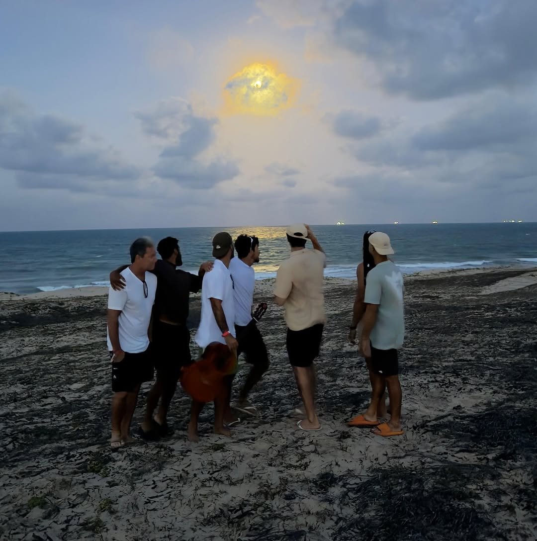 Photo shared by yAGO doRA on January 04, 2026 tagging @trekomias, @gabrielpastori, @rafaeldouradoeng, @peopleontour, @r.lorio_, and @ojuferreira. May be an image of one or more people, frisbee, beach, coast and text.