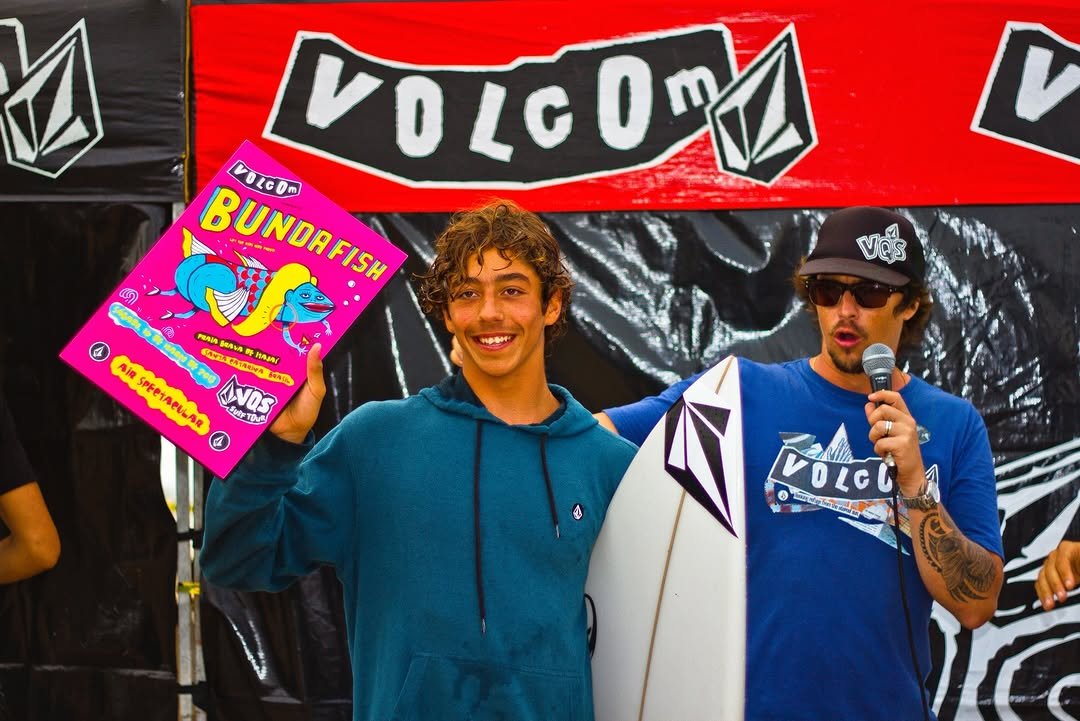 Photo shared by yAGO doRA on December 20, 2025 tagging @volcom, @volcombrasil, and @volcomsurf. May be an image of skateboard, surfboard and text.