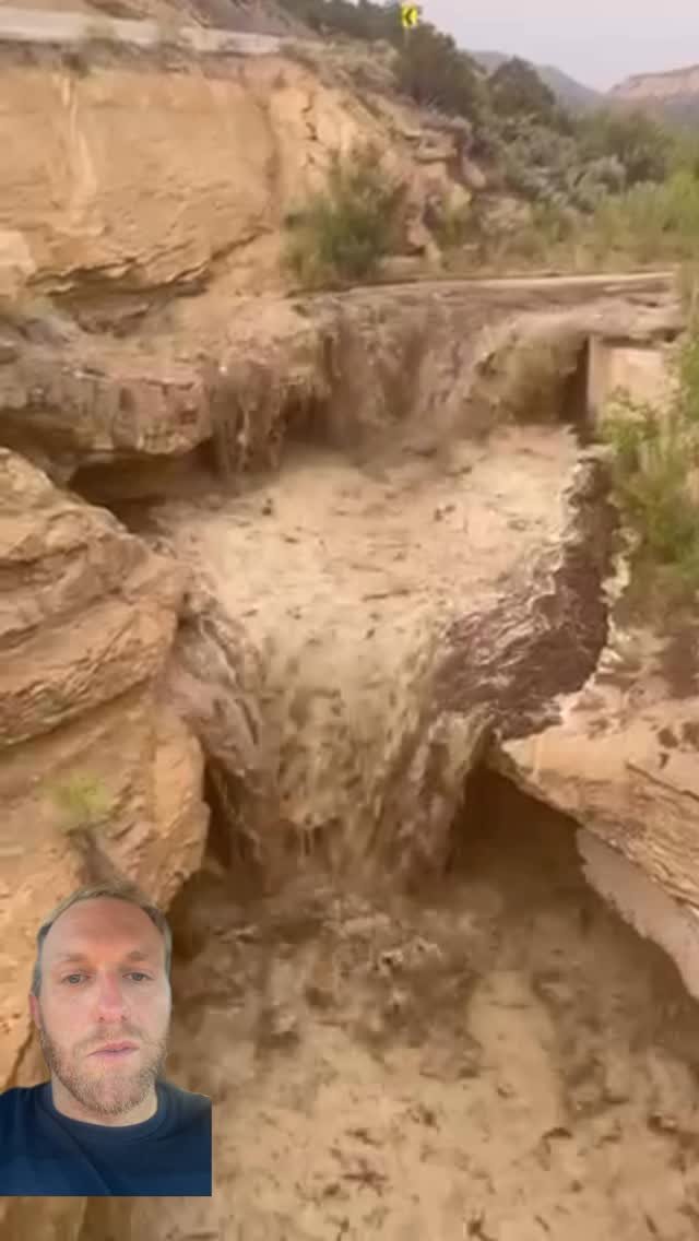 yallwatchthis_ 게시물 이미지: The very beginning of a flash flood 

#usa #weather