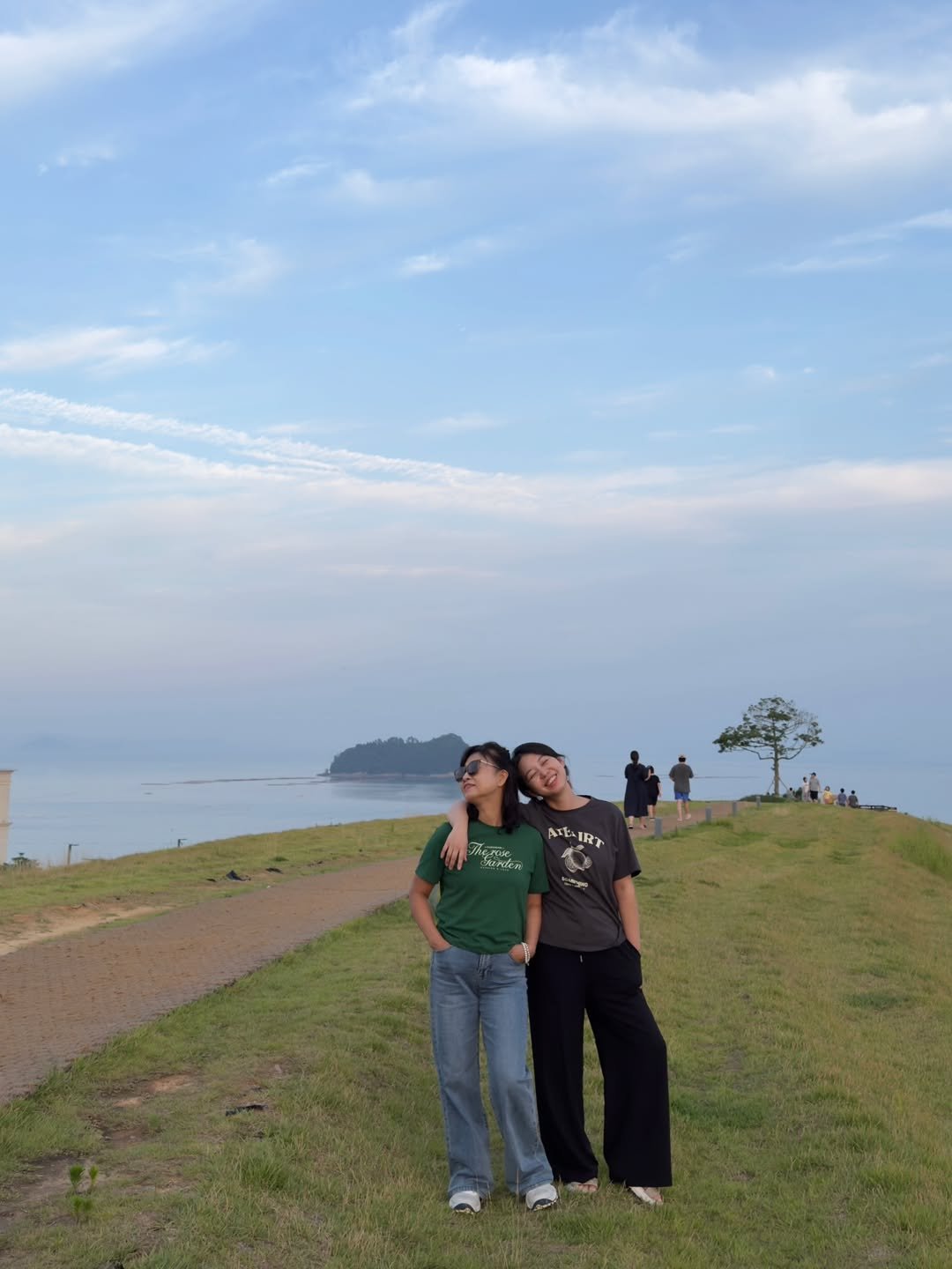 Photo by 얌혜민 | YAM HYEMIN on July 21, 2025. May be an image of 3 people, ocean, grass, picnic and text.