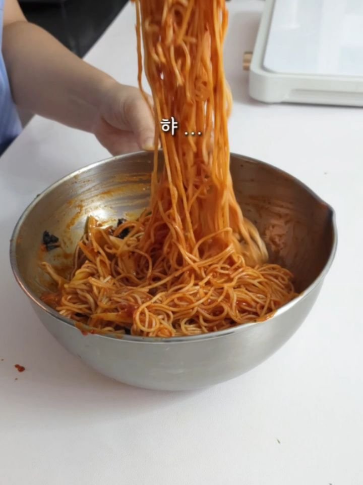 yam_hyemin 게시물 이미지: 양념게장 양념 절대버리지 마세오...🤍
이영자님이 전참시에서 게장비빔국수 하는 거...