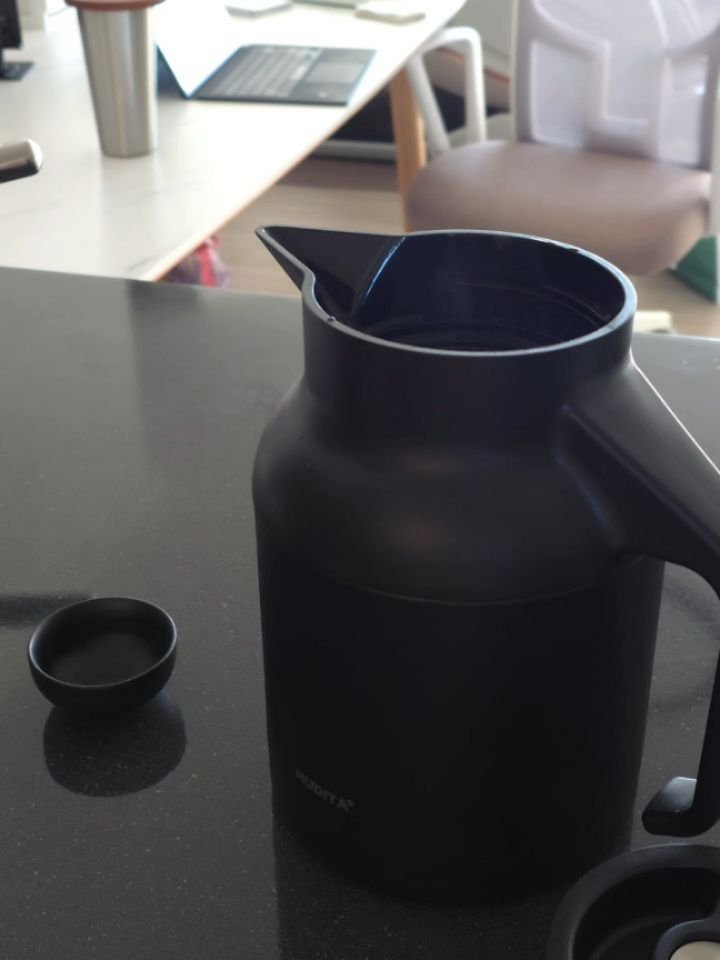 yam_hyemin 게시물 이미지: 괜한 찻잔 욕심에 꺼냈다가
설레는 덩치차이에 '재밌는데?' 한번 생각하고
쪼로록...