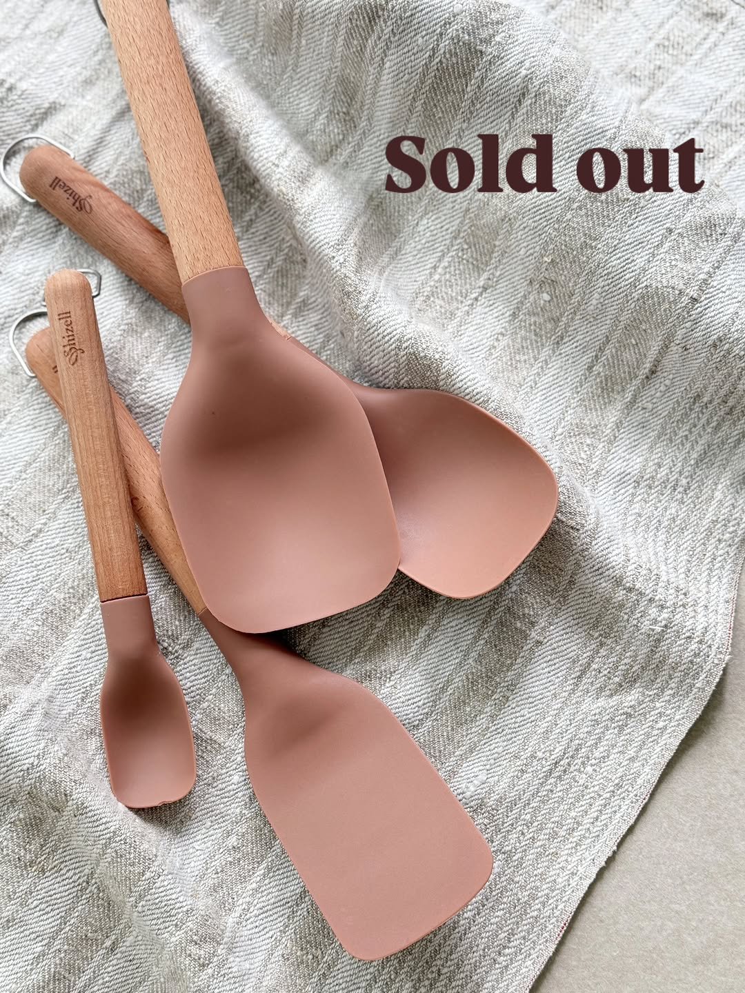 Photo by 얌혜민 | YAM HYEMIN on September 22, 2025. May be an image of wooden spoon, spoon, spatula, cutlery, measuring cups, soup spoon and text that says 'Sold Soldout out Shizell S'.