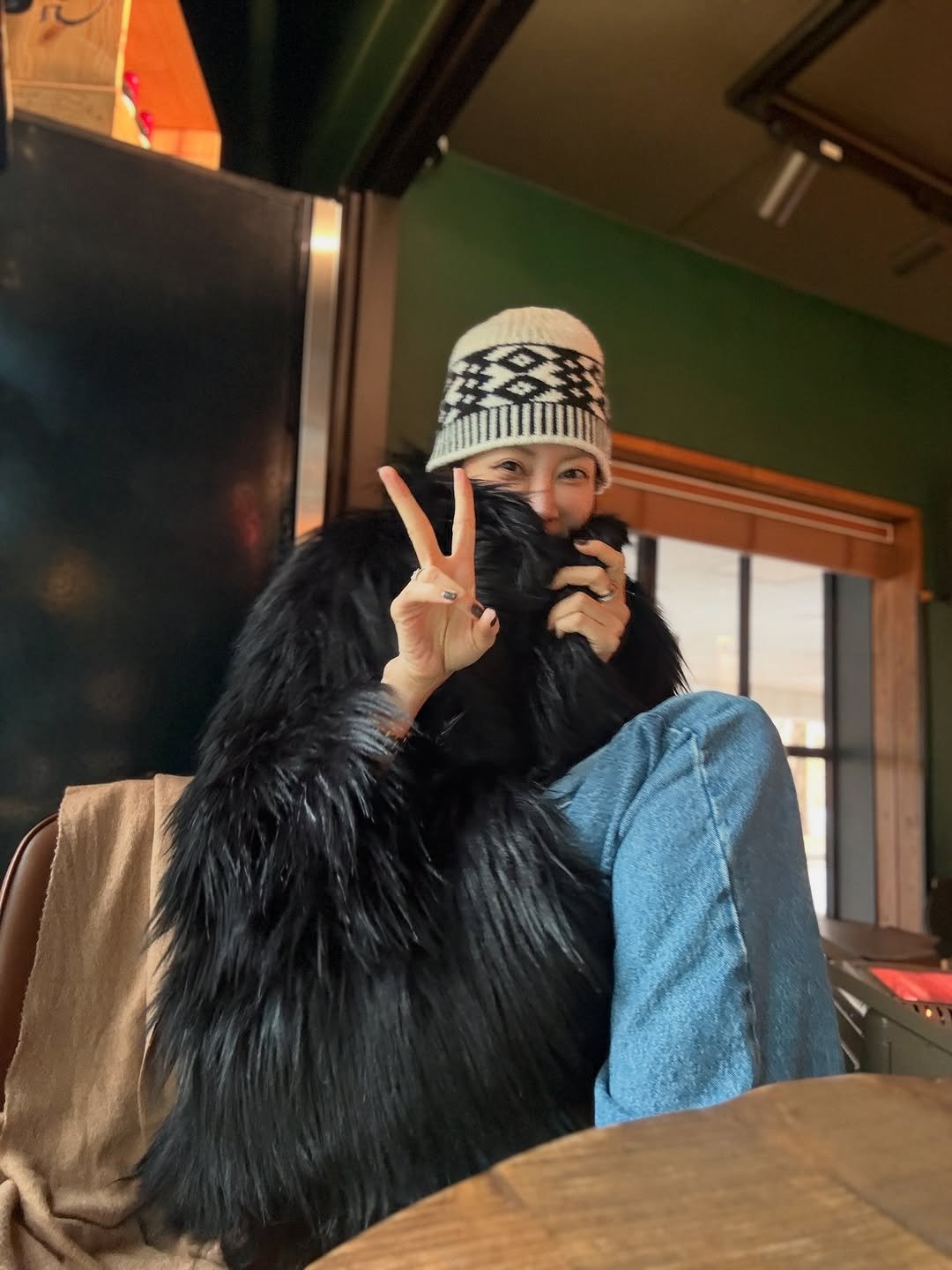 Photo by 양미라🧡미라씨 on December 22, 2025. May be an image of goosedown coat, fur coat, hat, duffle coat, face mask, parka, bolo tie, beret and text.