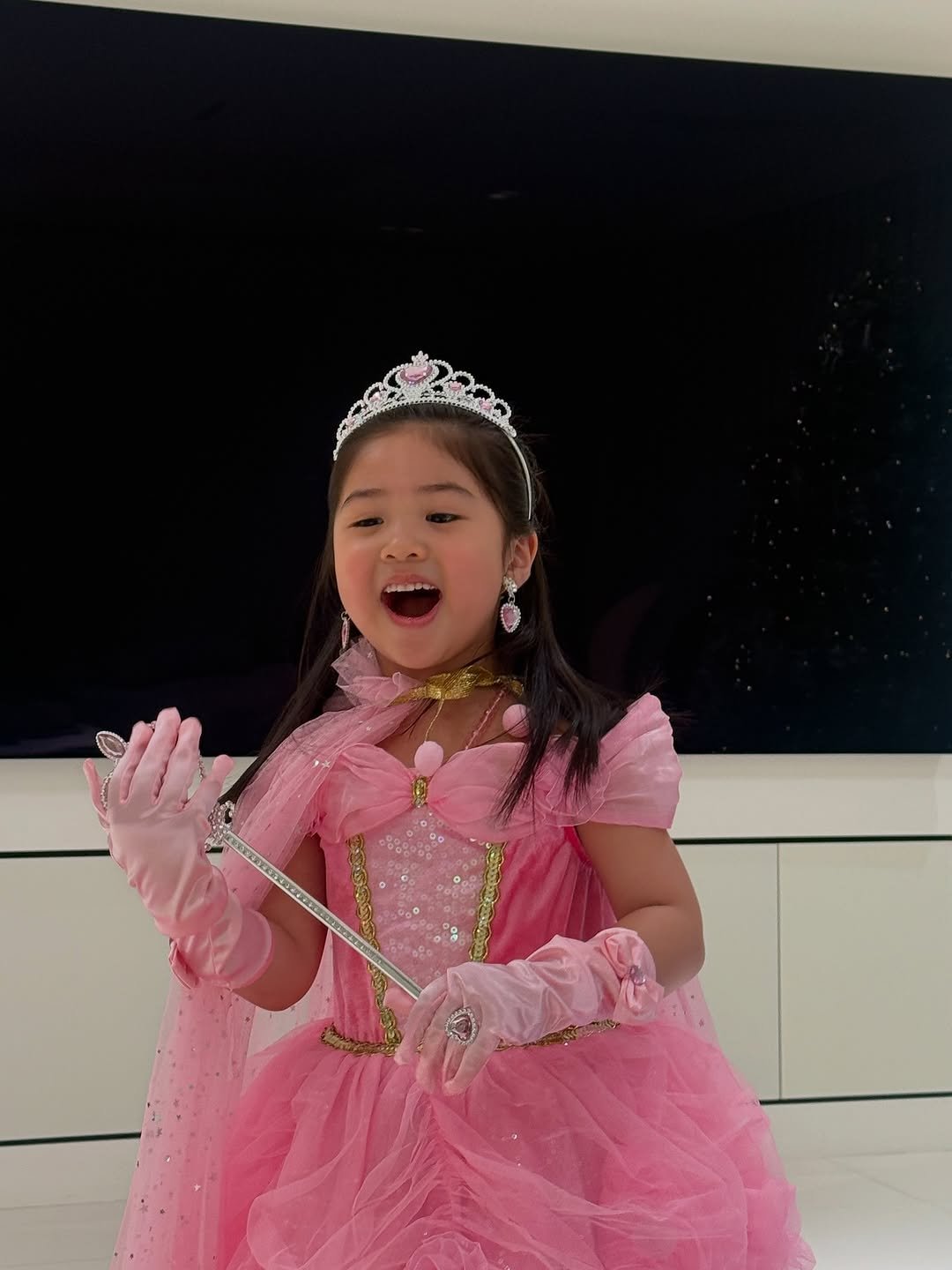 Photo shared by 양미라🧡미라씨 on December 23, 2025 tagging @dle_babys. May be an image of child, smiling, costume and text.