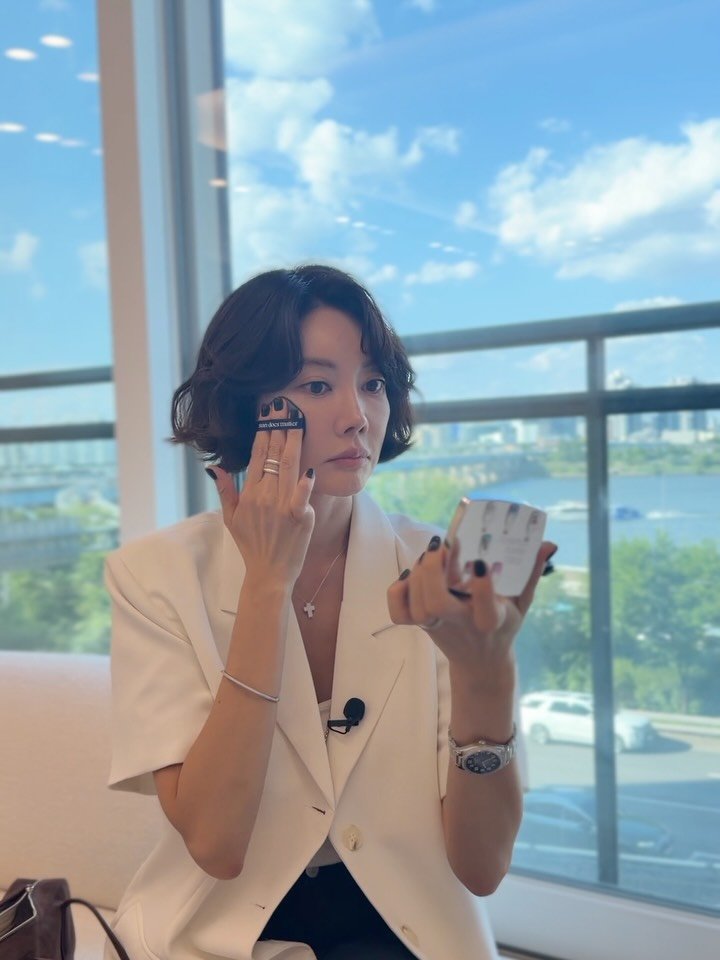 yangmeera 게시물 이미지: -
오늘 오픈한 파데밤🩵
촬영할때도 이게 최고에요!
눈밑에도 쓱쓱~ 끼임없이...