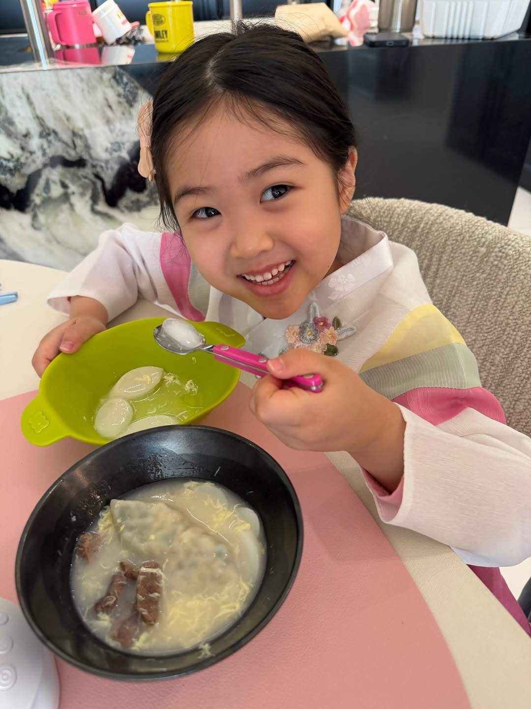 Photo by 양미라🧡미라씨 on February 17, 2026. May be an image of congee, porridge, spoon, soup spoon, dumpling and text.