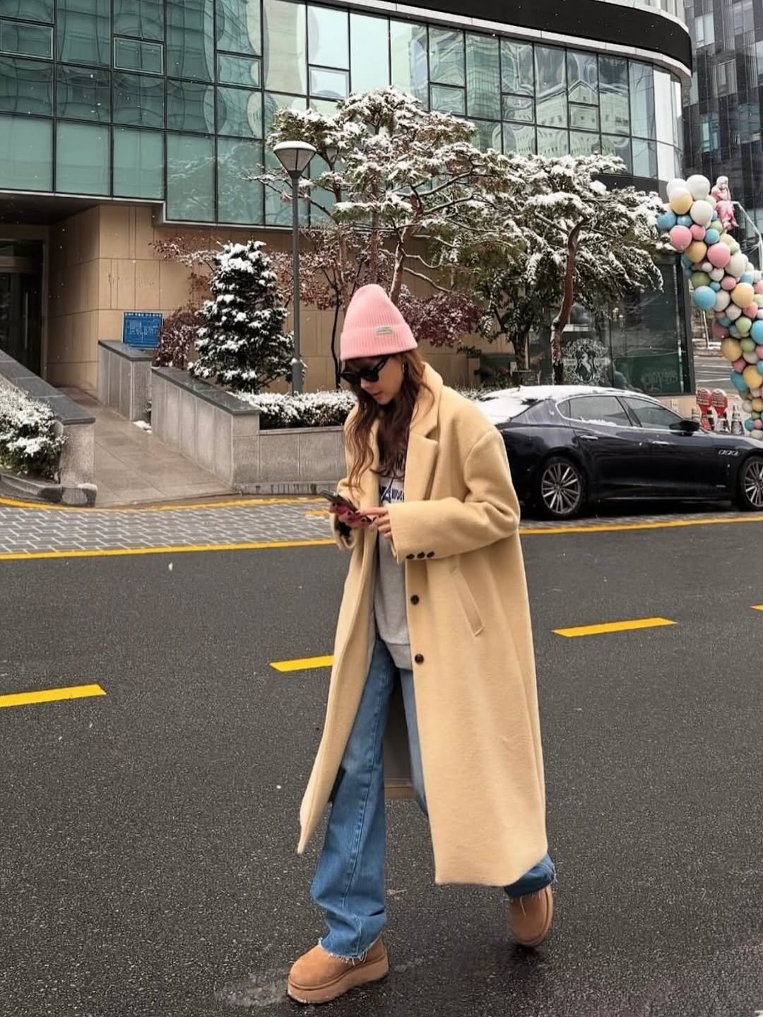Photo by 양미라🧡미라씨 on November 05, 2025. May be an image of duffle coat, overcoat, hat, turban, parka, beret and text.