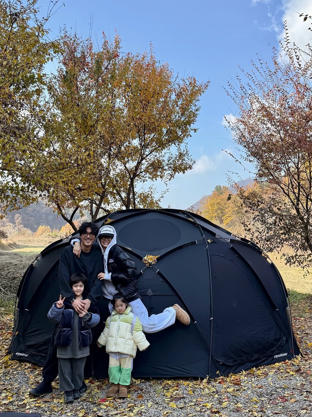 Photo shared by 양미라🧡미라씨 on November 09, 2025 tagging @ad_va, and @dle_babys. May be an image of child, parasol, umbrella, wedding, outdoors and text.