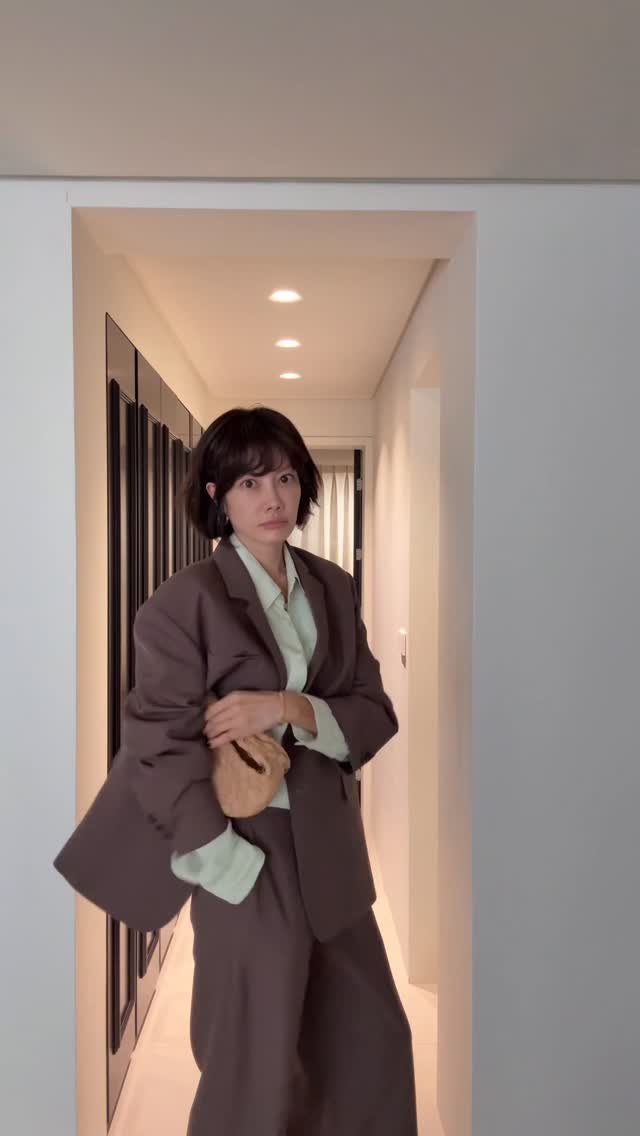 yangmeera 게시물 이미지: -
뭘 입어야 하나...??🙄
어디좀 가야해서 차려입었다가
애들 챙기다보니 너무...