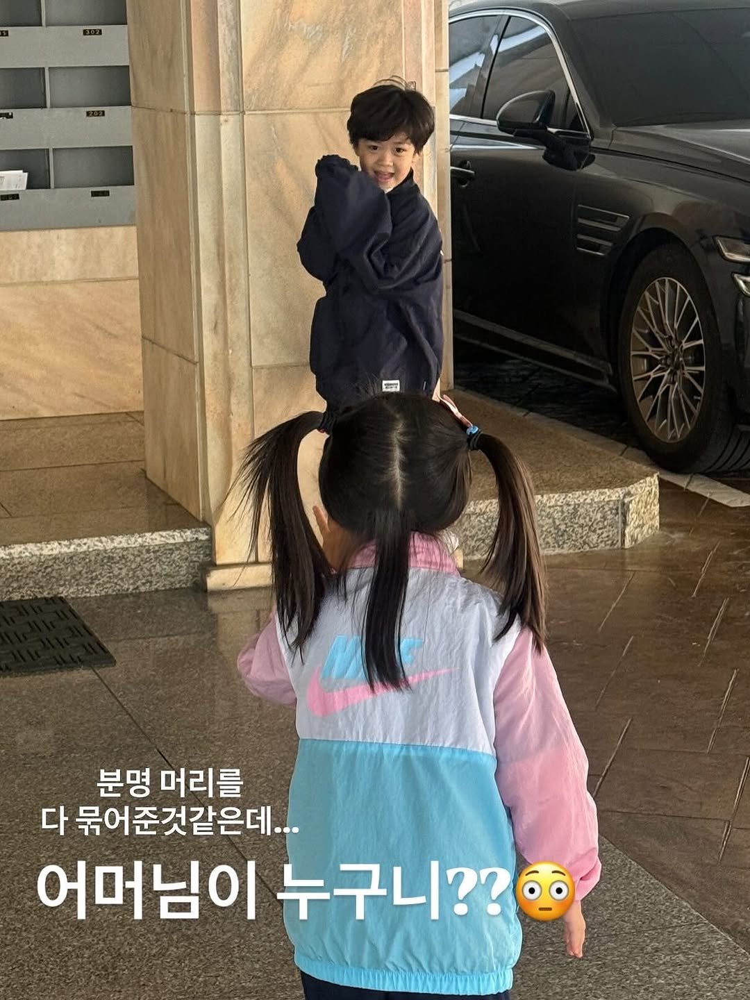 Photo by 양미라🧡미라씨 on September 23, 2025. May be an image of 1 person, child, duffle coat and text that says '분명 머리를 다 묶어준것같은데... 어머님이 누구니??'.