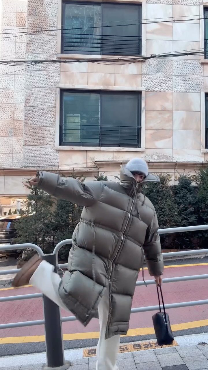 yangmeera 게시물 이미지: 오늘 최강추위라길래 
가방도 안메질만큼 두껍게 입고나왔더니 
차에서 에어백 터진 기분😝