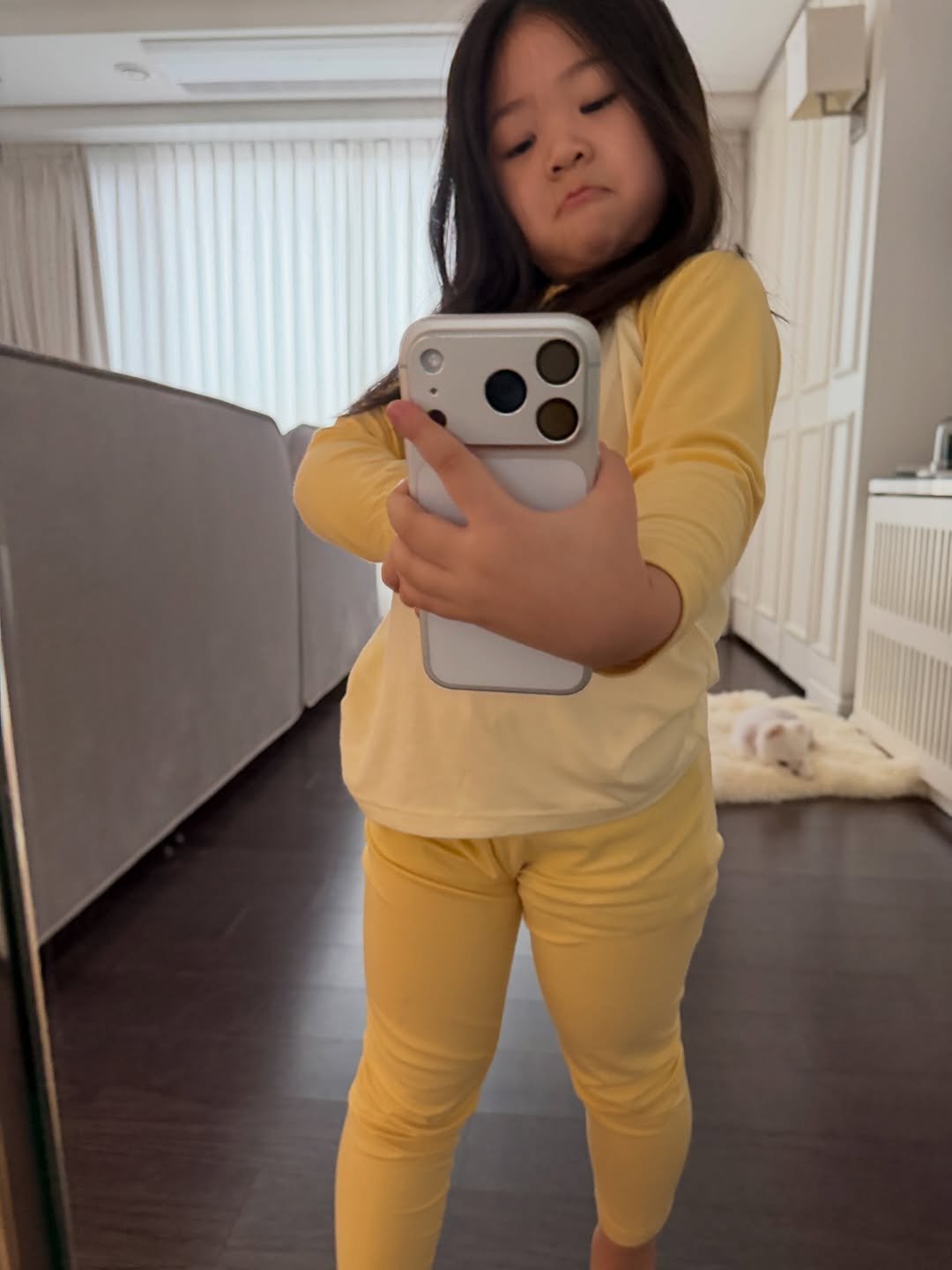 Photo by 양미라🧡미라씨 on February 23, 2026. May be a selfie of child, phone, sleepwear, mirror and text.
