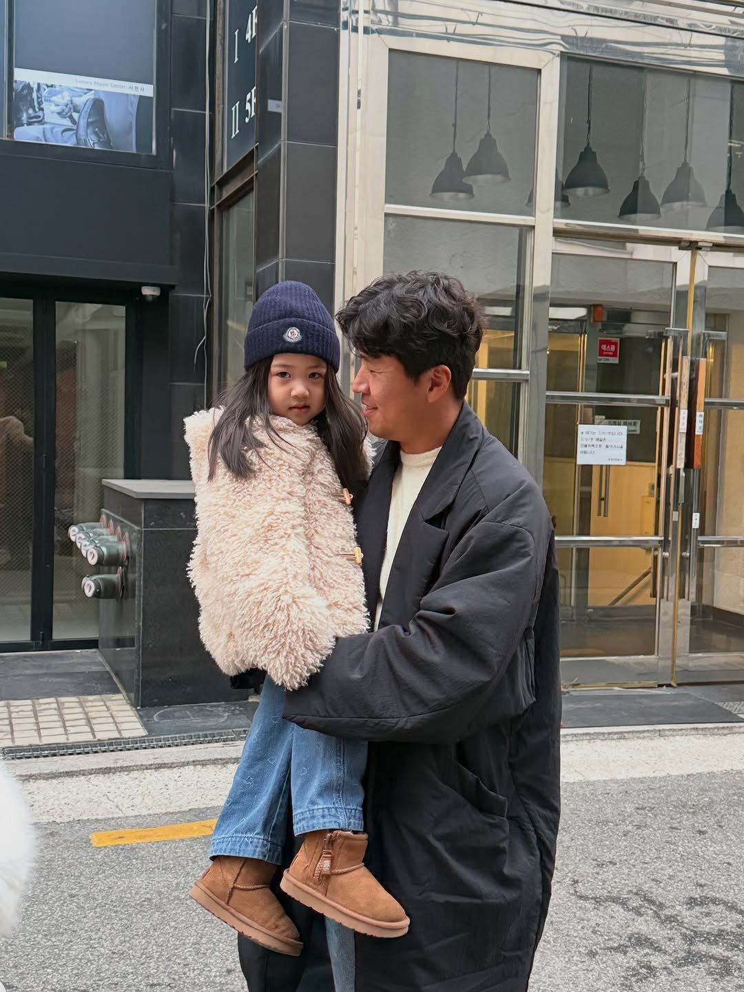 Photo shared by 양미라🧡미라씨 on December 28, 2025 tagging @yang__yang1212, @ho1022, and @dle_babys. May be an image of baby, duffle coat, overcoat, goosedown coat, fur, parka and text.