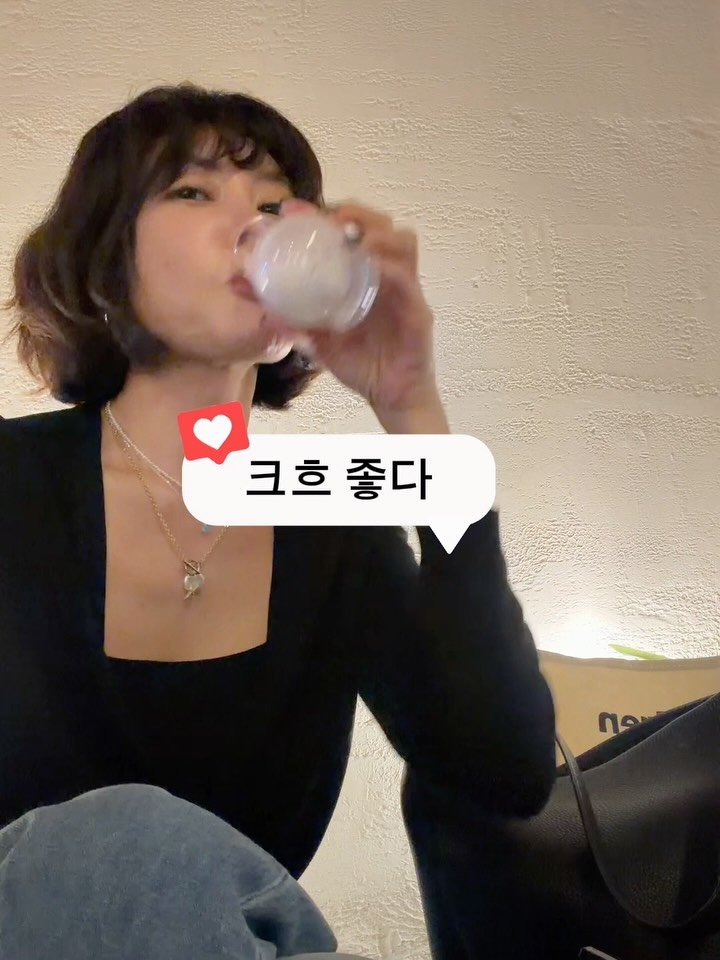 yangmeera 게시물 이미지: -
친구랑 한잔하던날 
락토페린이 있길래 촬영좀 하려했더니 
지지배 너무 웃기네...