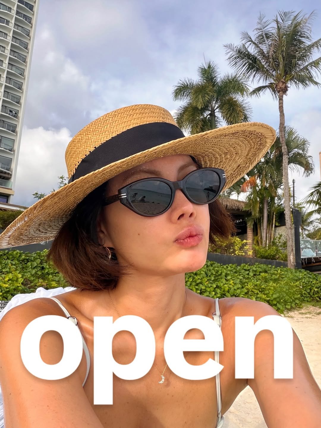 Photo by 양미라🧡미라씨 on April 22, 2026. May be an image of eyewear, hat and text.