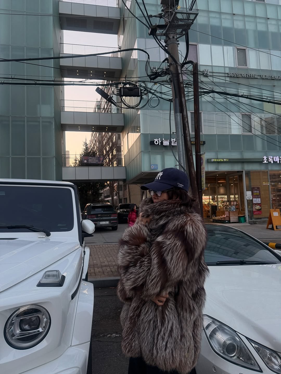 Photo by 양미라🧡미라씨 on December 19, 2025. May be an image of duffle coat, overcoat, sable coat, goosedown coat, parka, jacket, street and text.