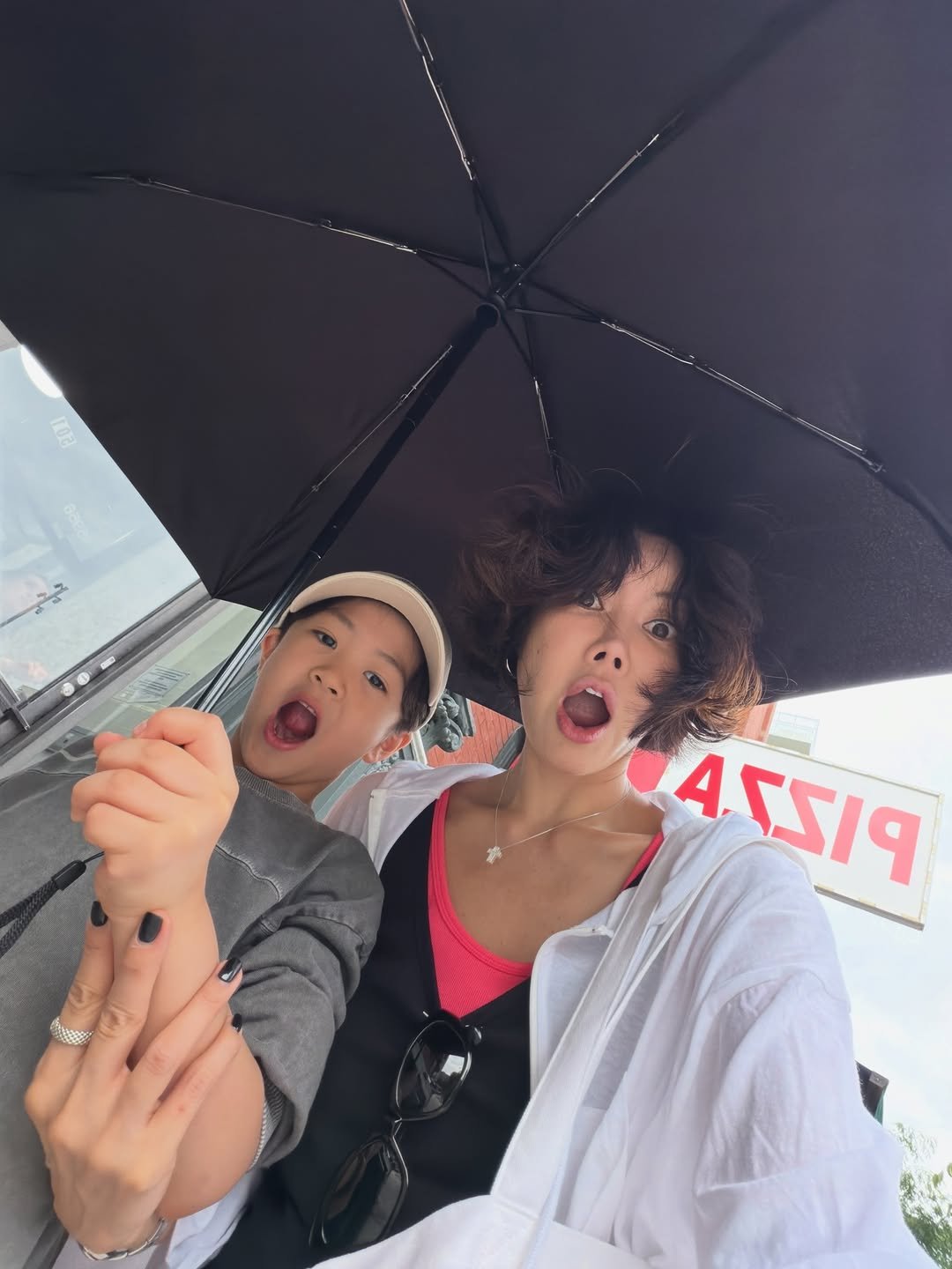 yangmeera 게시물 이미지: -
신나게 나왔는데 
빗방울 맞고 깜짝놀라 
일기예보를 보고 기절🤪

근데 생각보다...