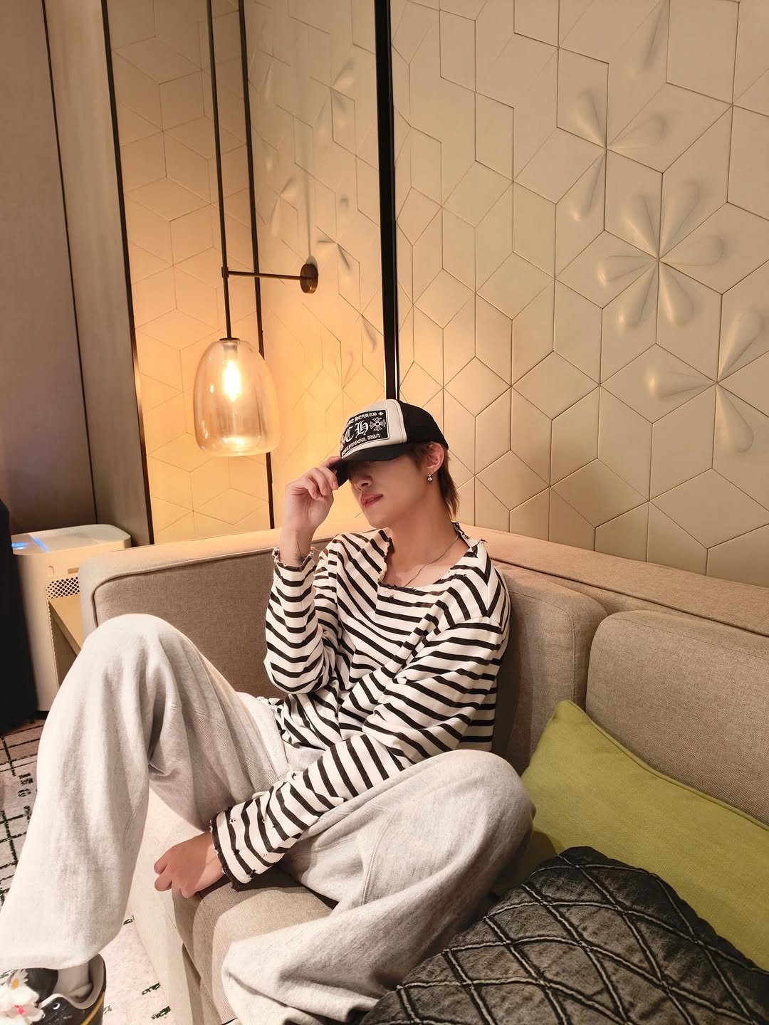 Photo by YangYang 양양 on November 08, 2025. May be an image of sleepwear, sweatpants, sweatshirt, bath robe, sweatsuit and text.