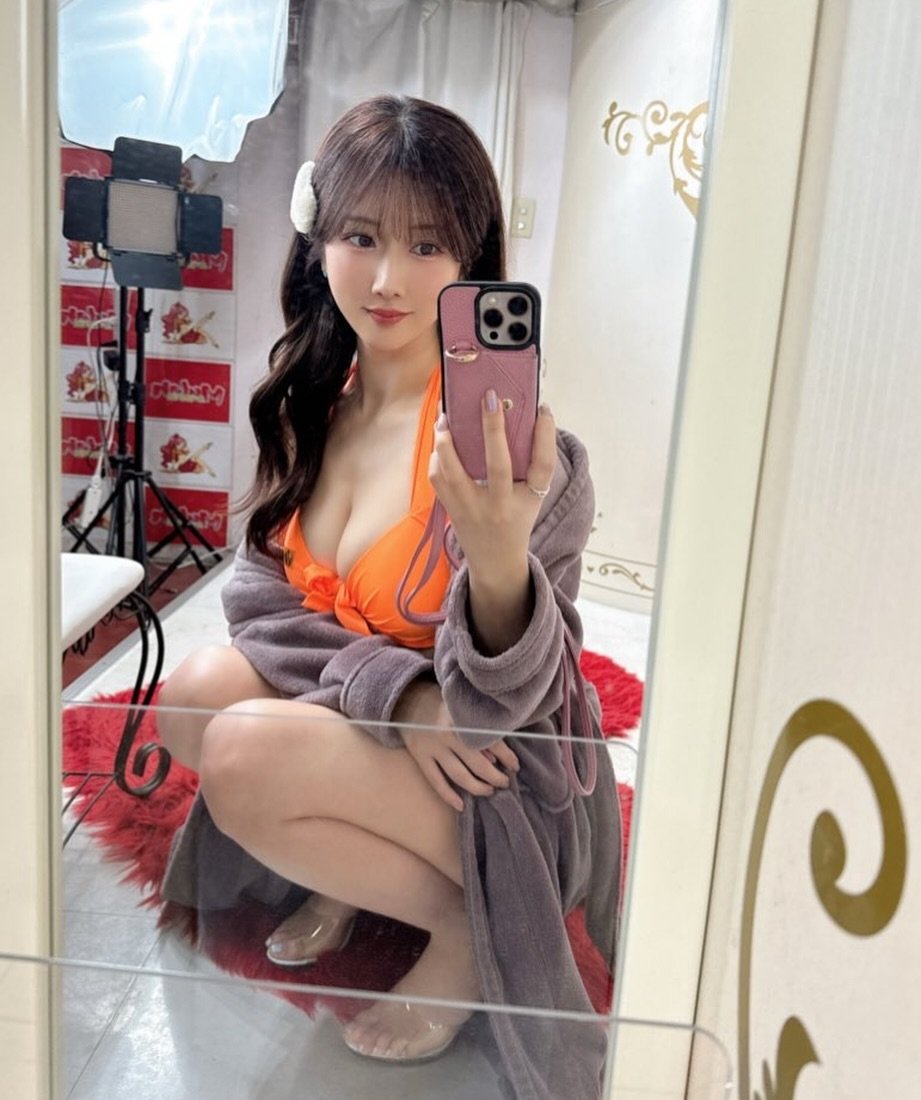 Photo by 大槻ひびき/大槻響/Hibiki Otsuki on January 13, 2026. May be an image of one or more people, hair, slip, sleepwear, mirror, bath robe, bra and text.