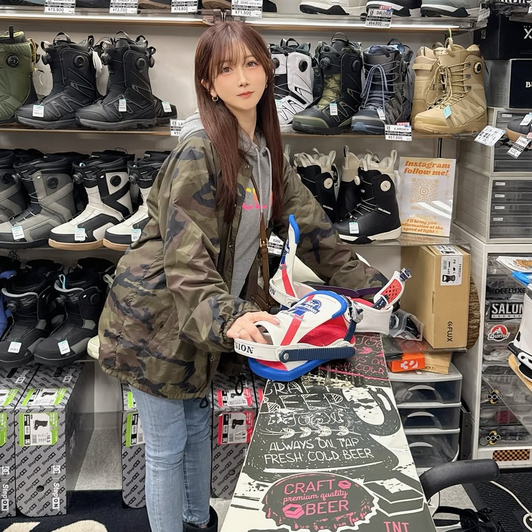 Photo by 大槻ひびき/大槻響/Hibiki Otsuki on December 22, 2025. May be an image of goosedown coat, helmet, boots, toecap shoes, parka, face mask, military uniform and text.