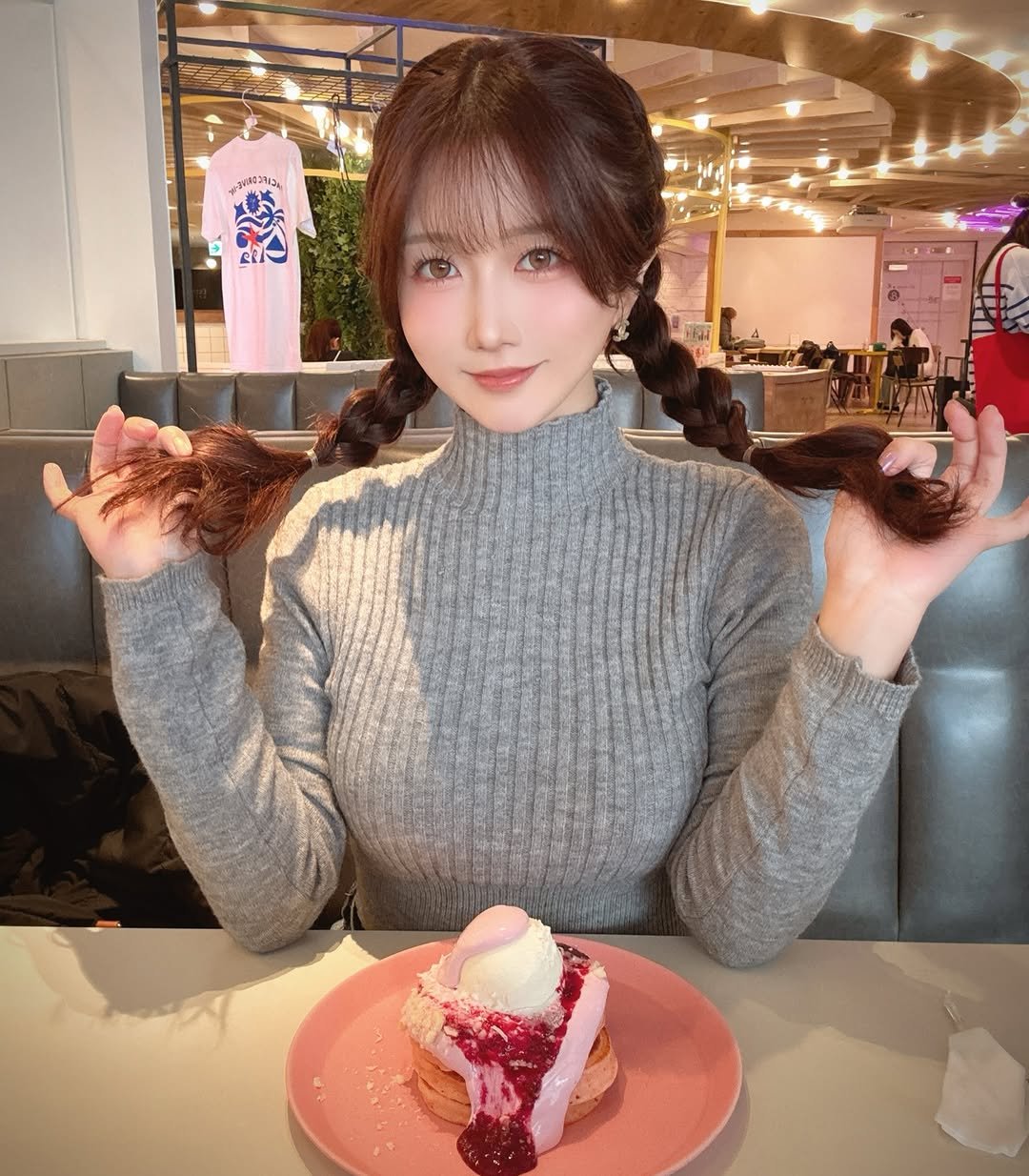 Photo by 大槻ひびき/大槻響/Hibiki Otsuki on January 14, 2026. May be an image of one or more people, braids, turtleneck, cheesecake and text.