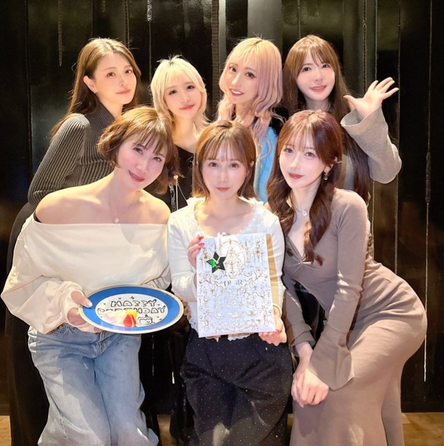 Photo shared by 大槻ひびき/大槻響/Hibiki Otsuki on January 15, 2026 tagging @akko__1122, @yanhibi0221, @hatachan524, @aika_honmono, @kojima_minami_373, @tachibanamary, and @momo_sari12. May be an image of one or more people, hair and text.