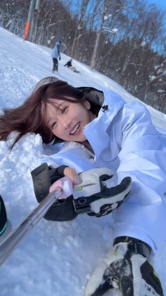 yanhibi0221 게시물 이미지: 女子３人で今シーズン初スノボ☃️🩵
雪ふわふわ気持ちよかった🥰
#snowboarding...