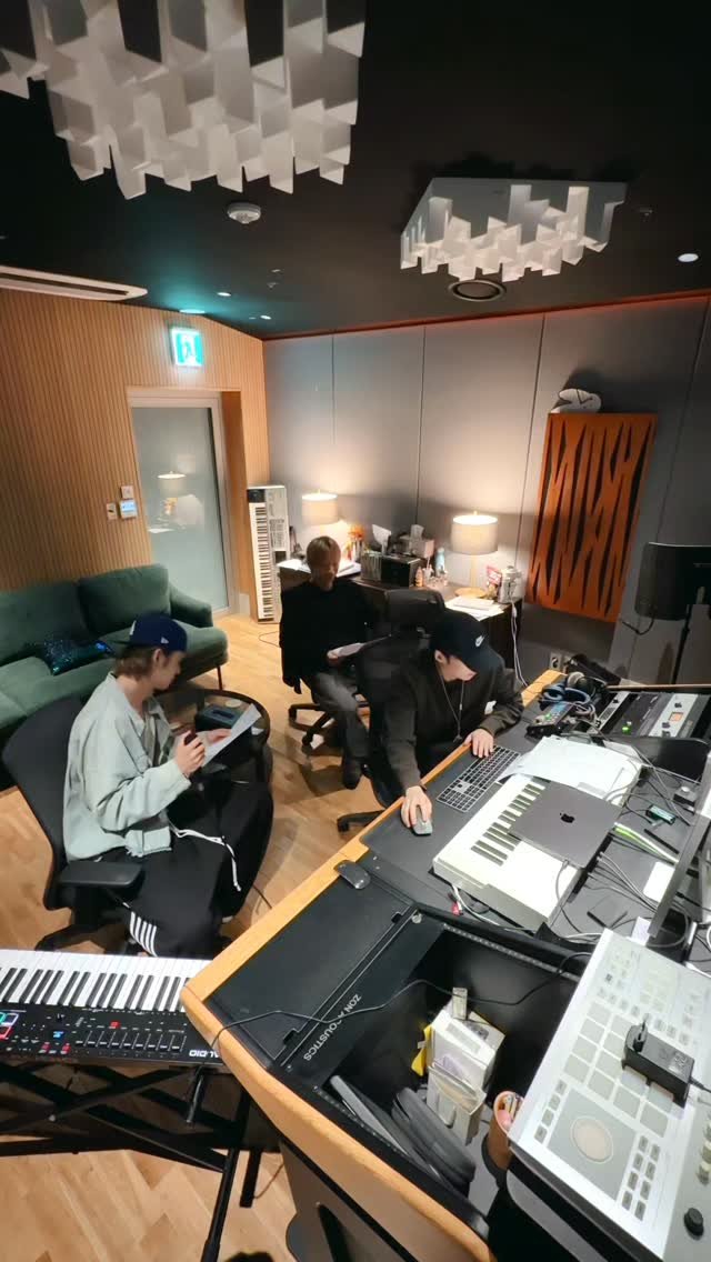 yawnzzn 게시물 이미지: LIVE from the studio. #NOLABELS_PART01 🔥🔥🔥

2....