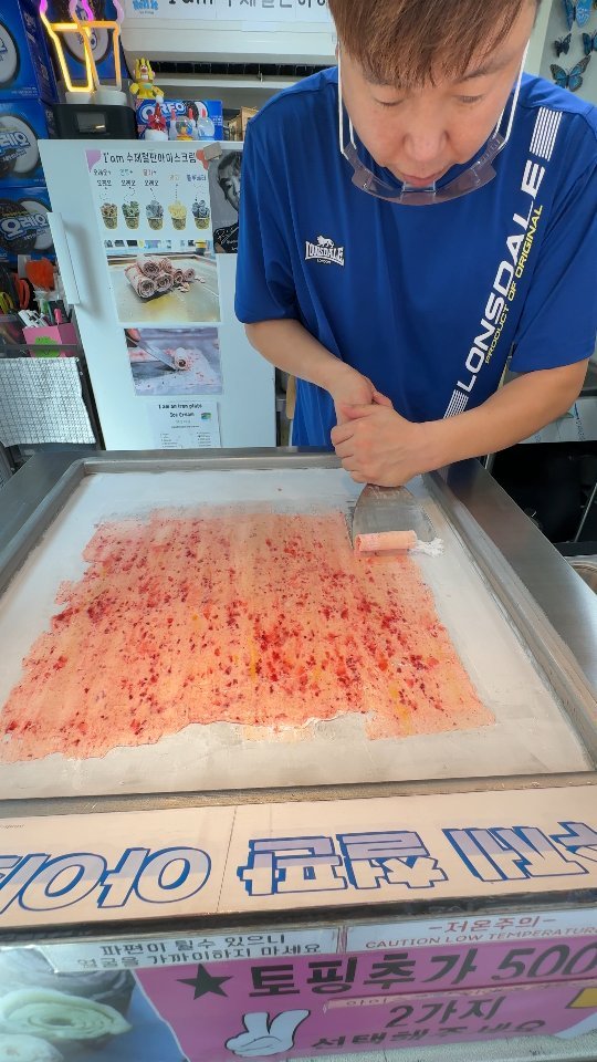 ybeattv_shorts 게시물 이미지: Strawberry mango iron plate ice cream that you...