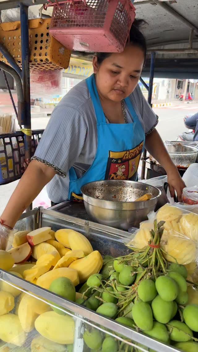ybeattv_shorts 게시물 이미지: A spicy and sweet mango salad that you must...