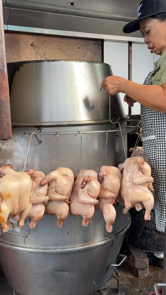 ybeattv_shorts 게시물 이미지: The famous Michelin chicken in Kuala Lumpur!!!