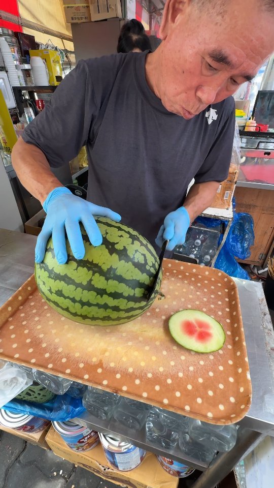 ybeattv_shorts 게시물 이미지: The famous watermelon juice grandfather in Korea!!!