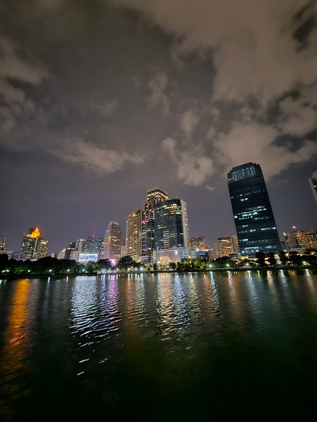ybeattv_shorts 게시물 이미지: The night view at Benzakiti Park!!!