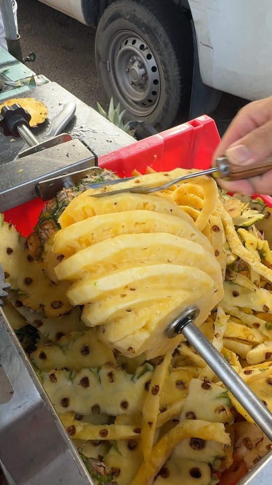 ybeattv_shorts 게시물 이미지: Convenient pineapple cutting machine in...