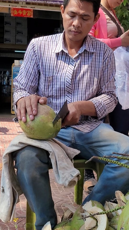 ybeattv_shorts 게시물 이미지: Cambodia's Amazing Coconut Cutting Method!!!