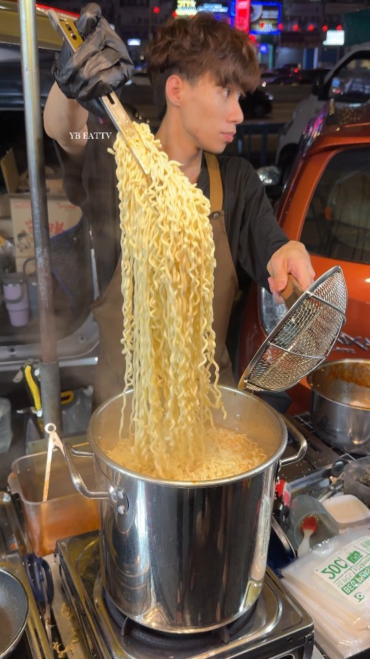 ybeattv_shorts 게시물 이미지: Buldak Stir-Fried Noodles Egg Omelette that...