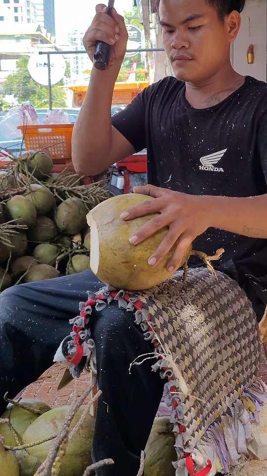 ybeattv_shorts 게시물 이미지: Cambodia's easiest coconut cutting skill!!!