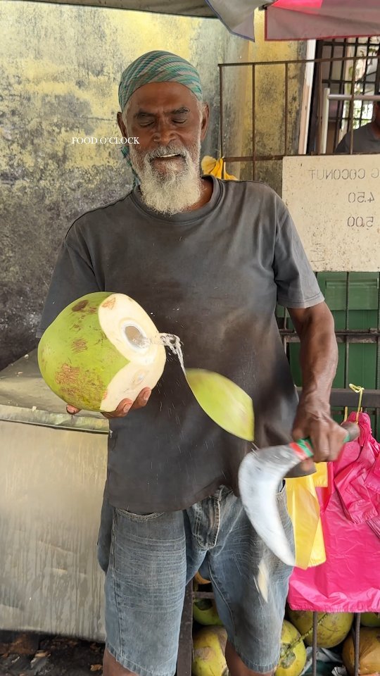 ybeattv_shorts 게시물 이미지: Penang Coconut Cutting Master's Powerful...