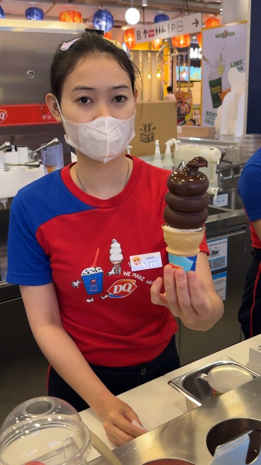 ybeattv_shorts 게시물 이미지: Chocolate soft ice cream served by a cute girl...