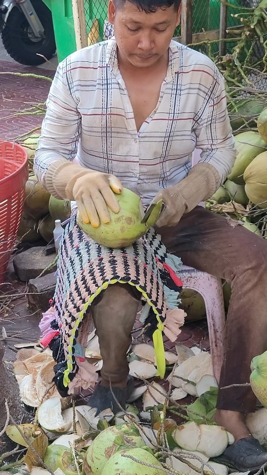 ybeattv_shorts 게시물 이미지: Cambodia's easiest coconut cutting skill!!!