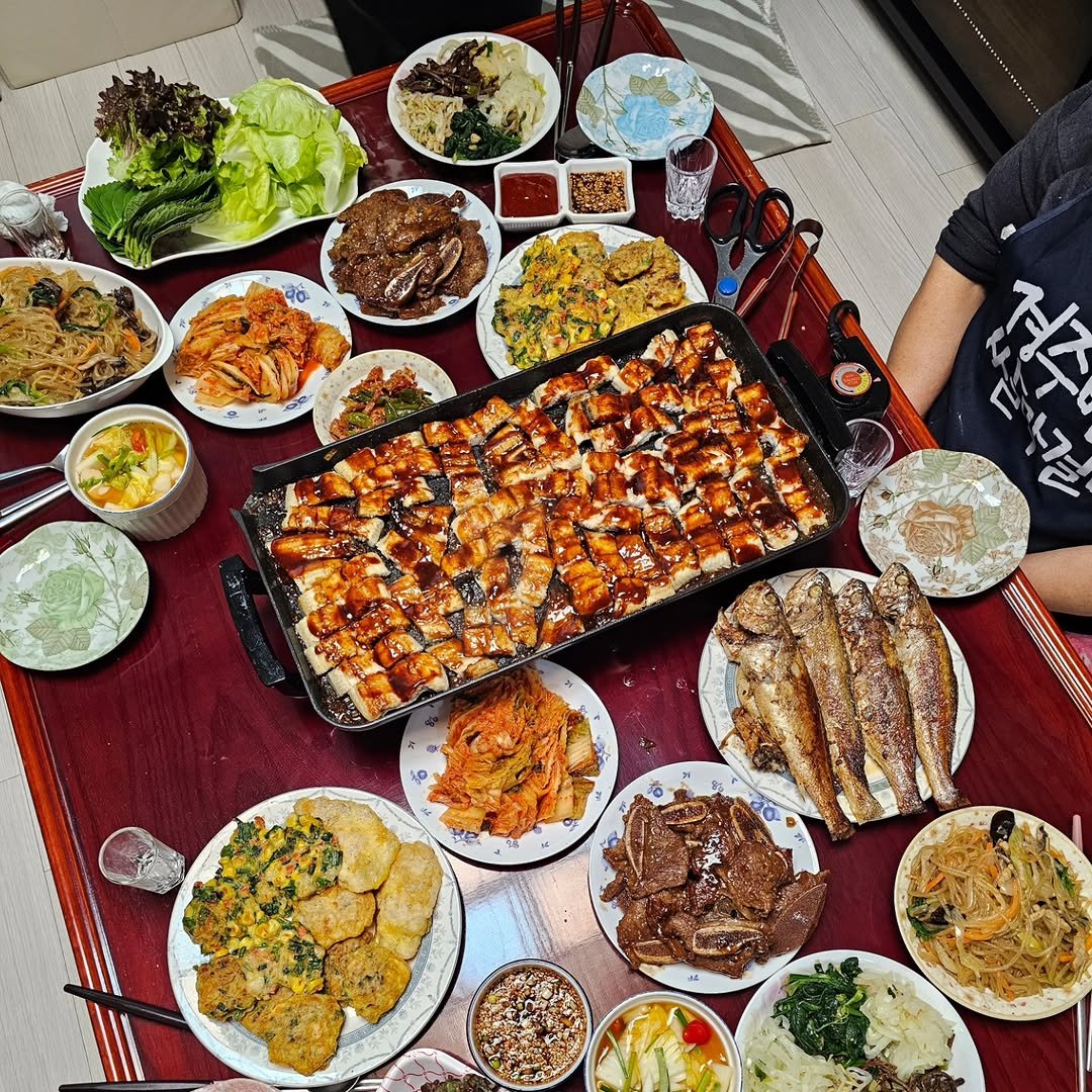 Photo by YB EATTV Shorts on February 18, 2026. May be an image of ‎chicken, tofu, hot pot, chow mein, skewer, noodles and ‎text that says '‎生 공주 አክ2 탁결 داد‎'‎‎.