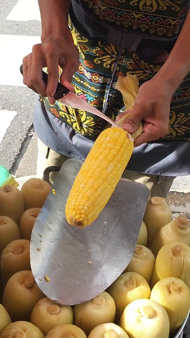 ybeattv_shorts 게시물 이미지: Easy way to cut corn in Bangkok!!!
방콕에서 옥수수를...