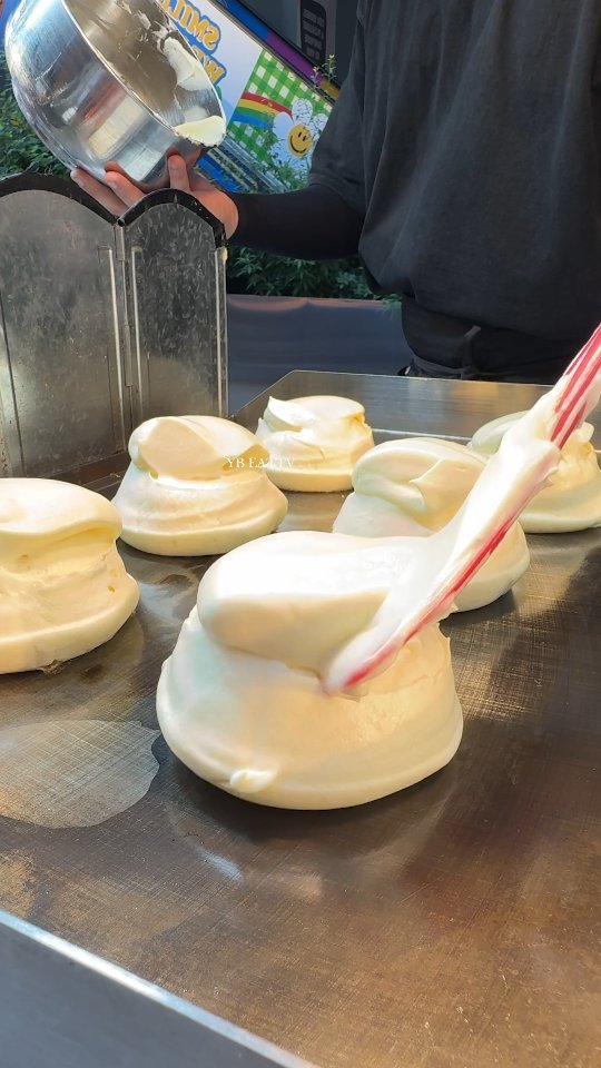 ybeattv_shorts 게시물 이미지: Soft souffles that you must eat in Myeongdong, Seoul!!!